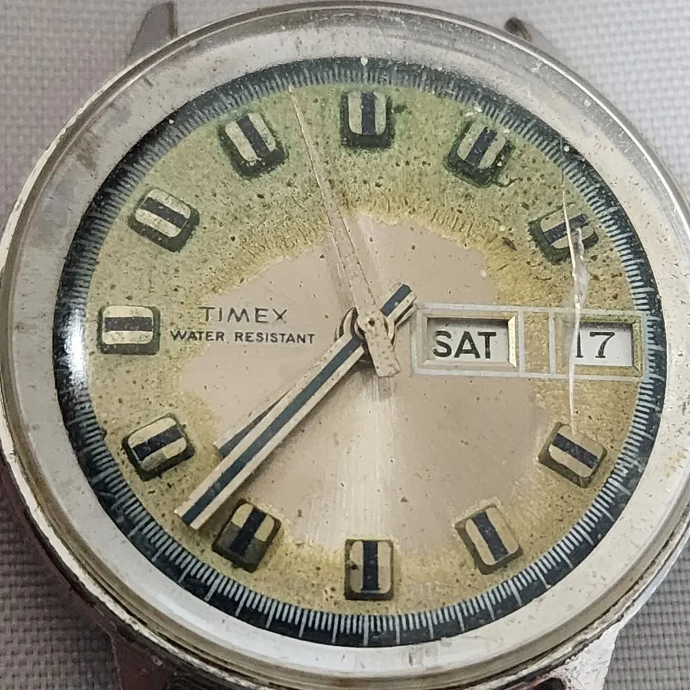 Timex Vintage Water Resistant Day Date Watch Silver Retro Collectible Timepiece‎